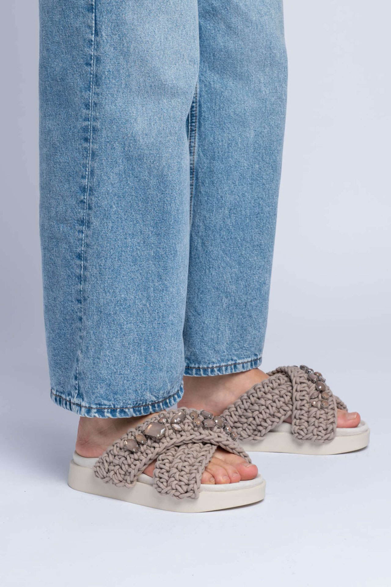 Szaro brązowe klapki damskie Woven Stones