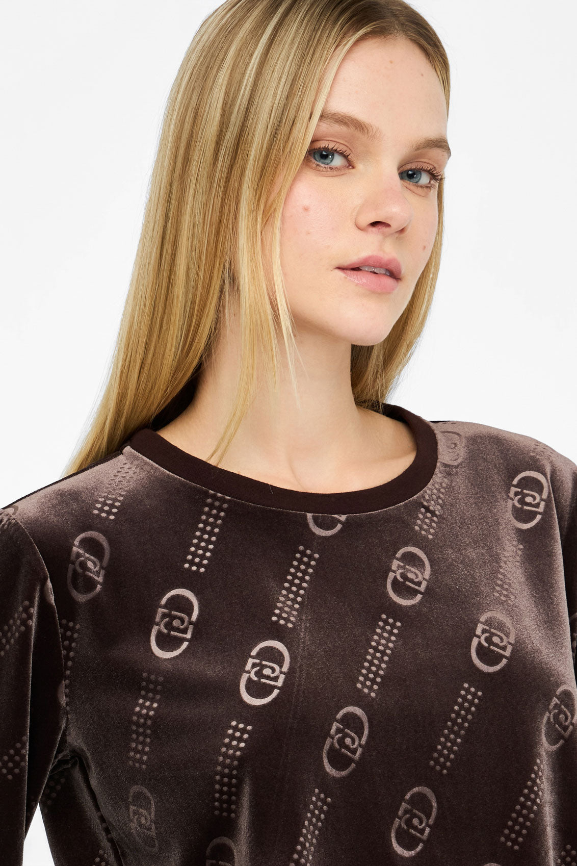 Czekoladowa bluza w logotypy