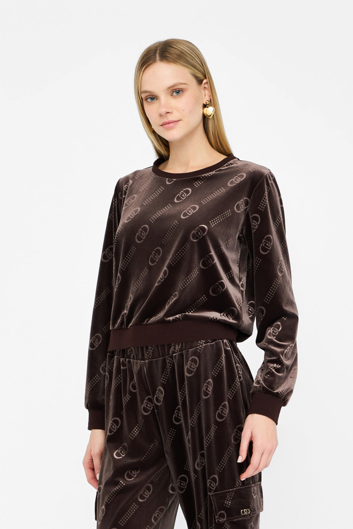 Czekoladowa bluza w logotypy