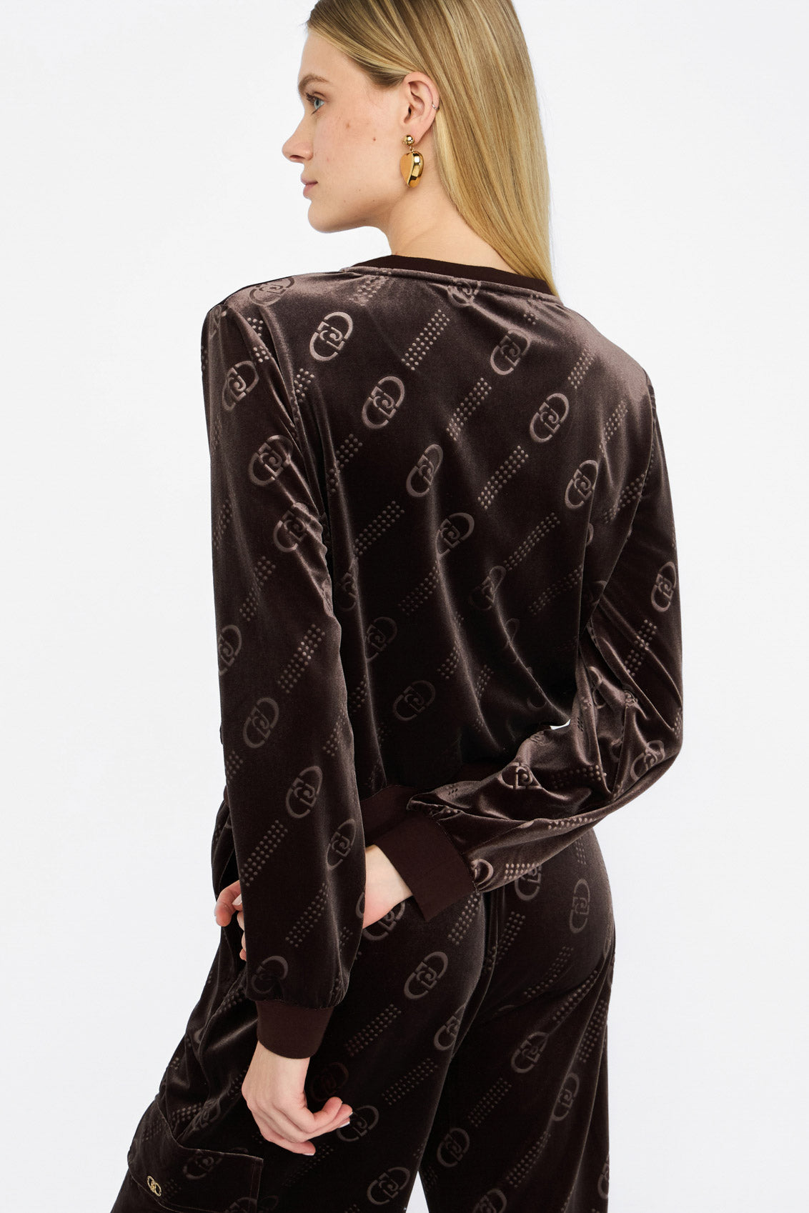 Czekoladowa bluza w logotypy