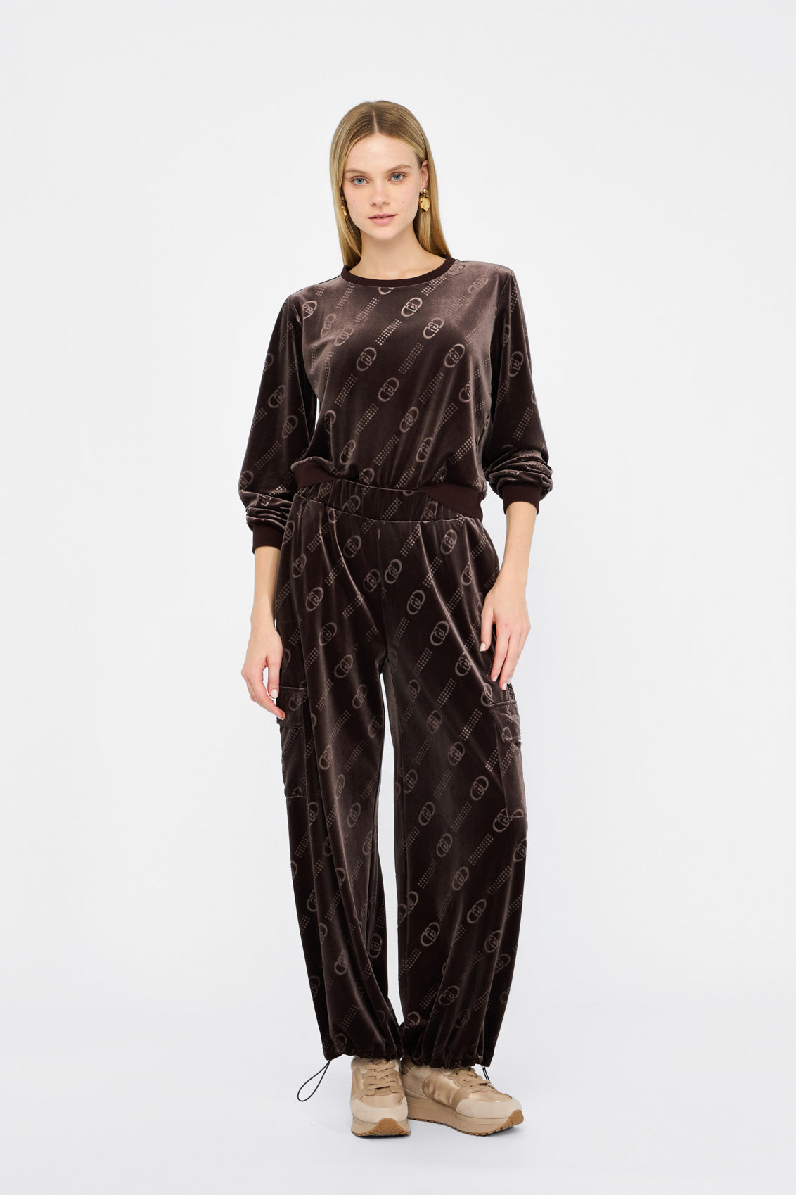 Czekoladowa bluza w logotypy