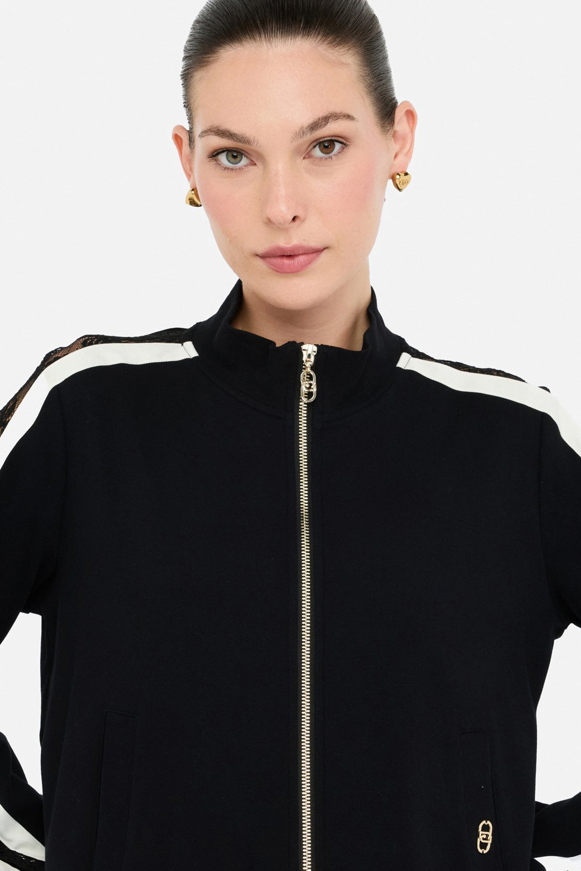 Czarna bluza rozpinana z koronką