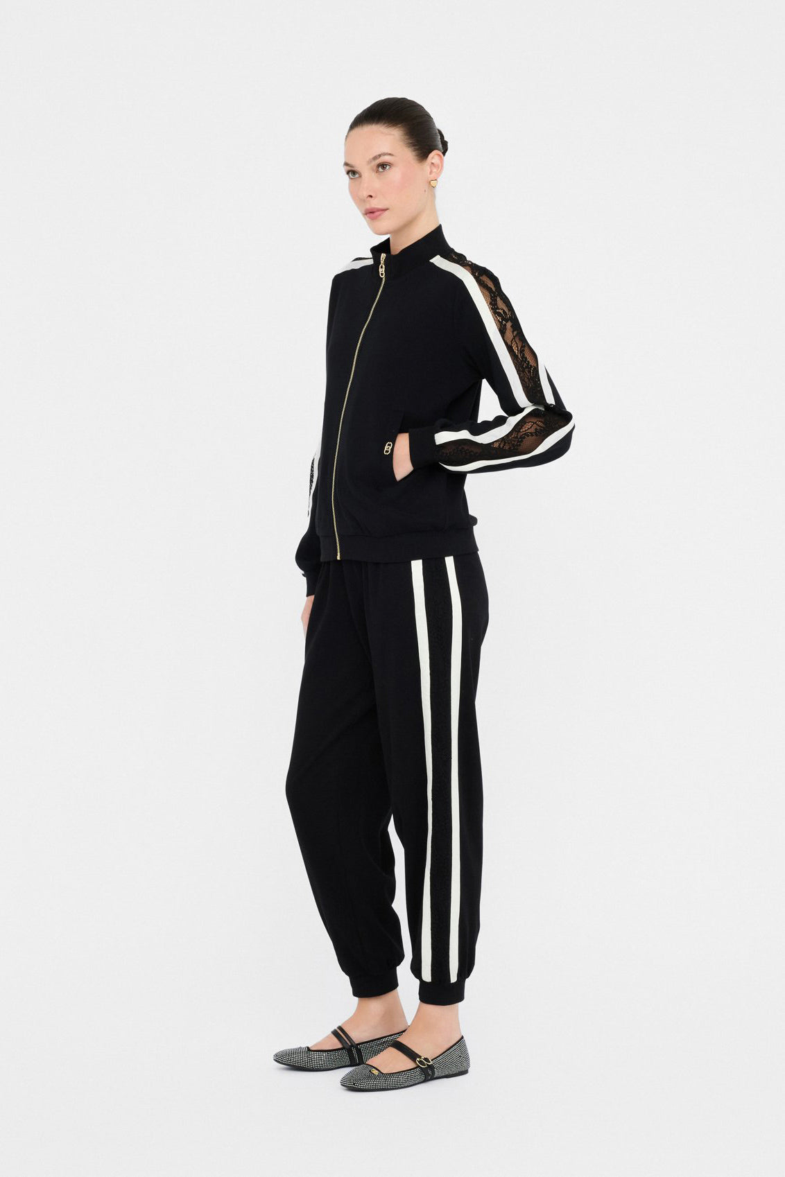 Czarna bluza rozpinana z koronką