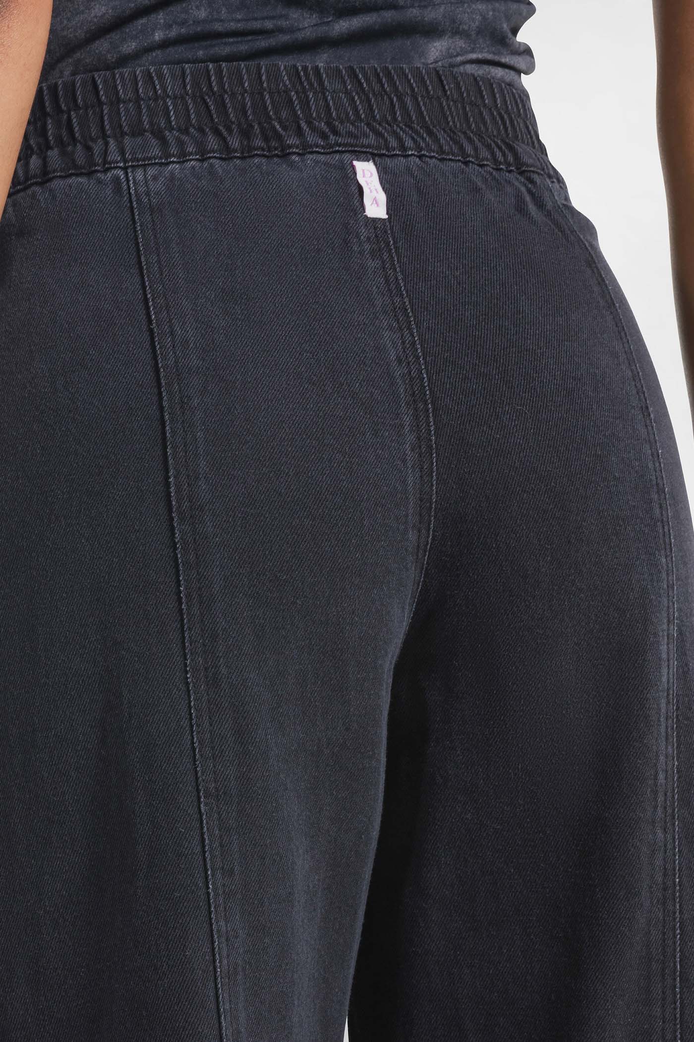 Czarne spodnie z szerokimi nogawkami