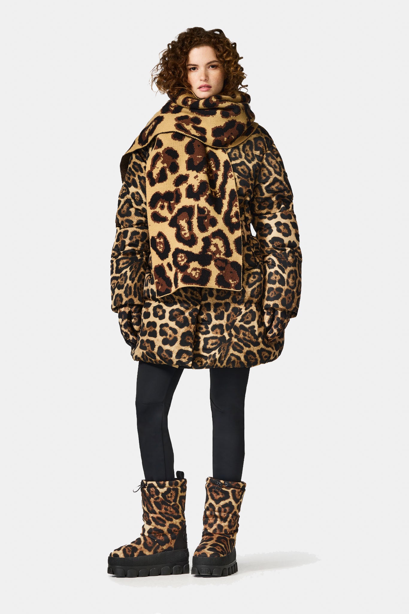 KIANA scarf with a jaguar pattern