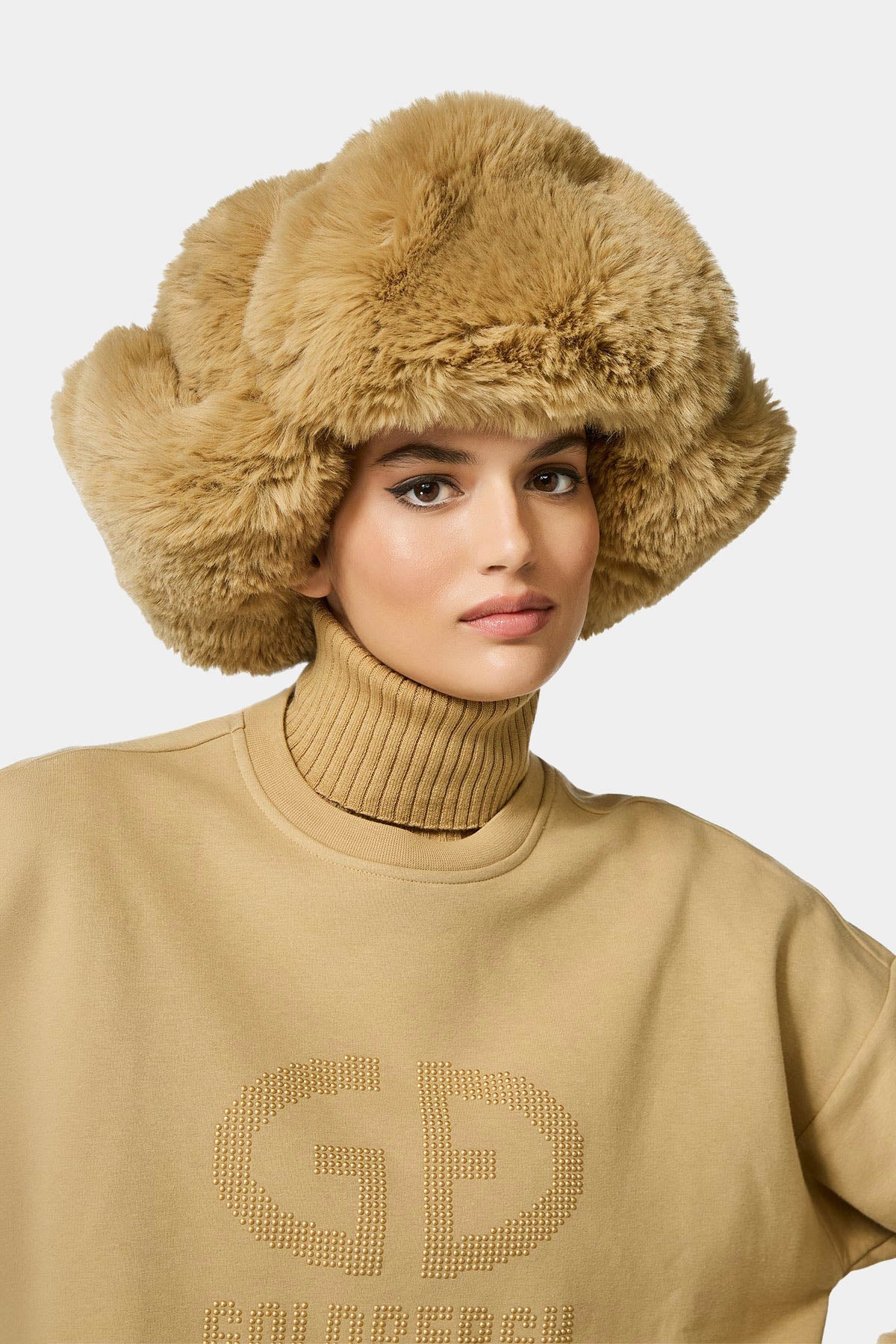 Karmelowa czapka damska CHER fluffy aviator hat