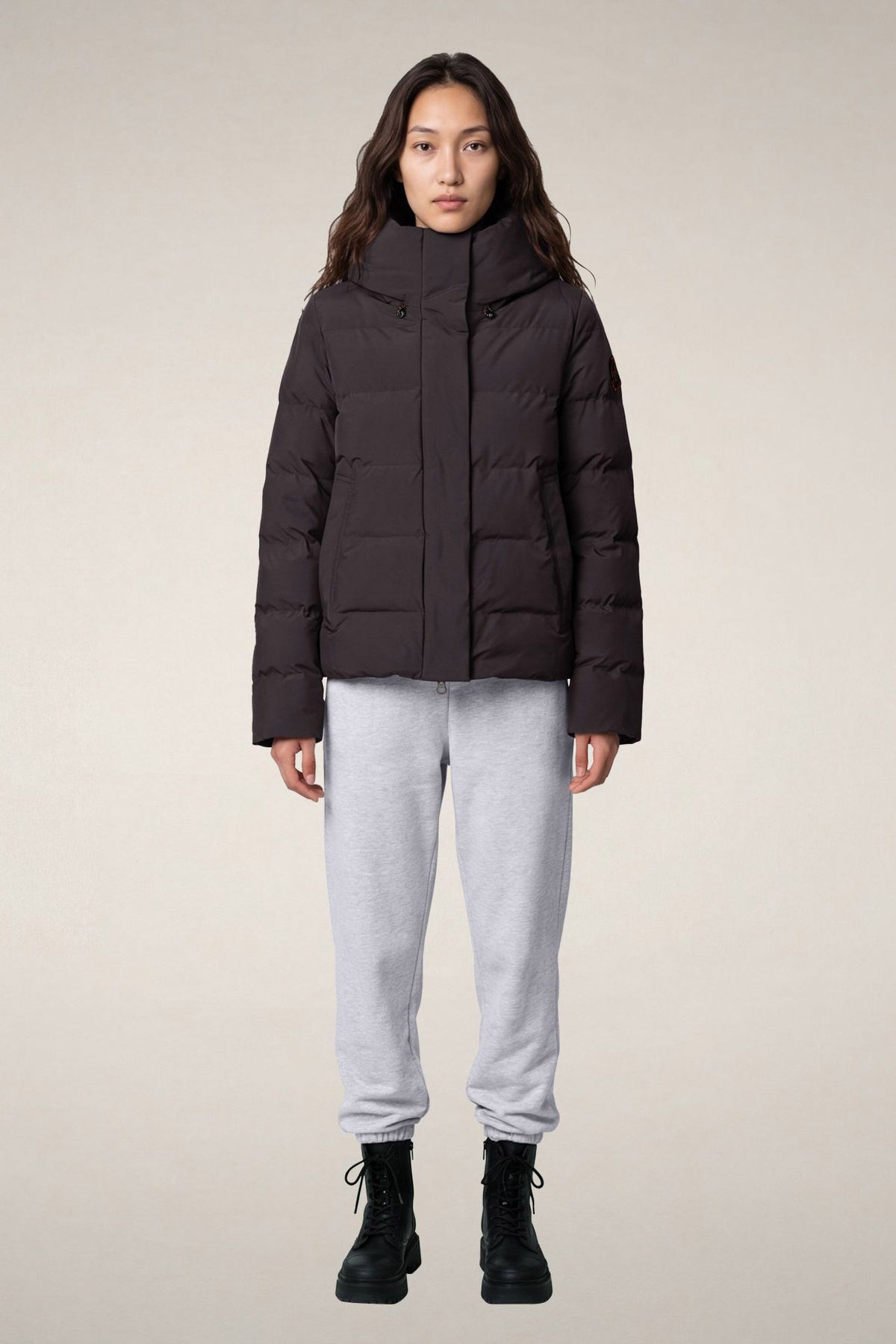 Czarna kurtka pikowana ARENA