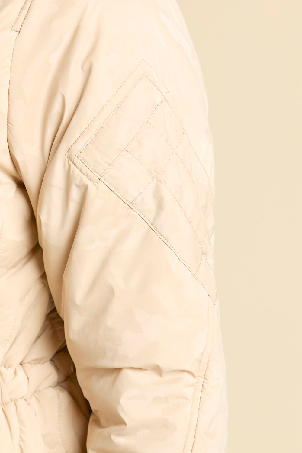 Parka pikowana z nadrukiem camouflage