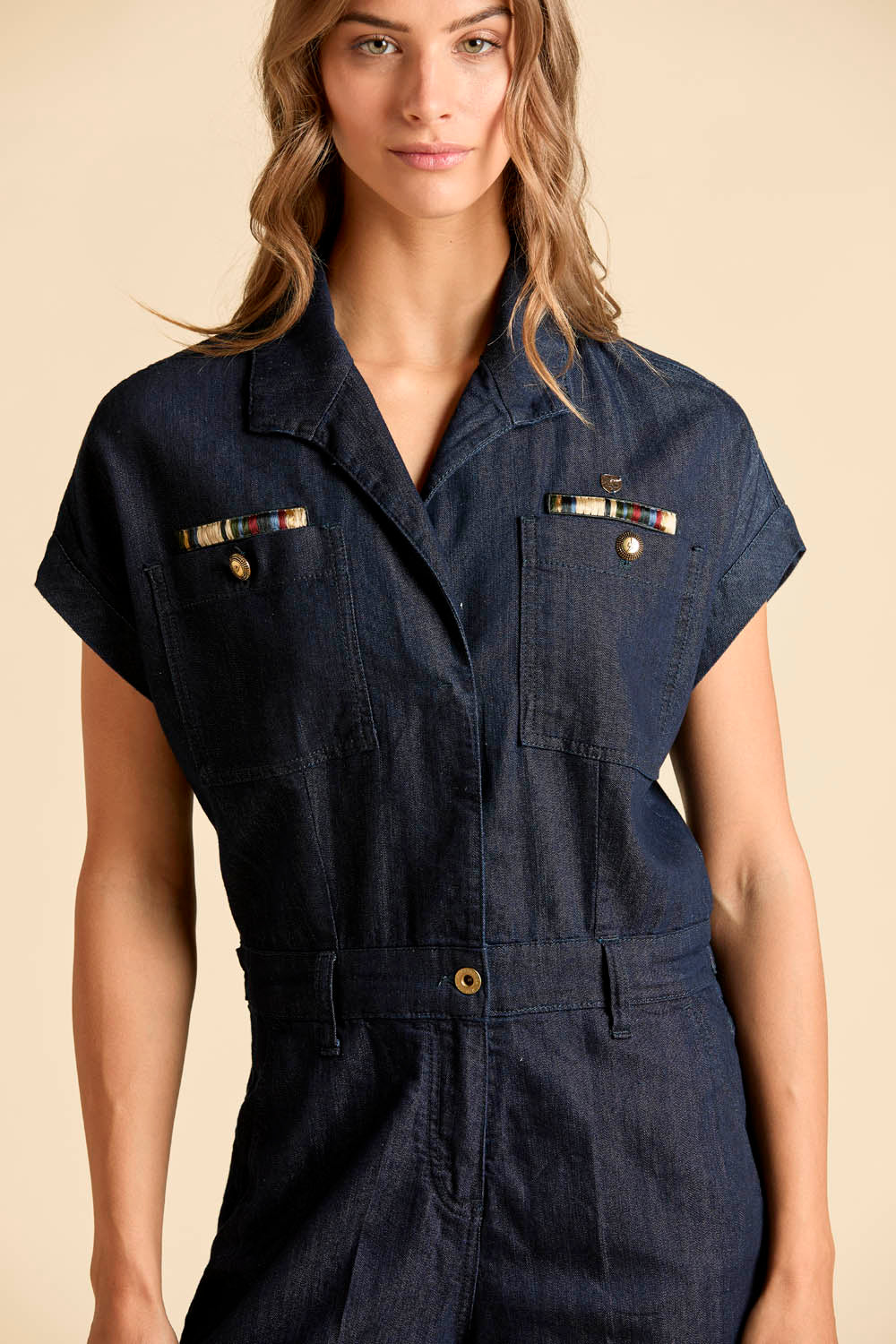 Kombinezon jeansowy z nogawką palazzo – chambray