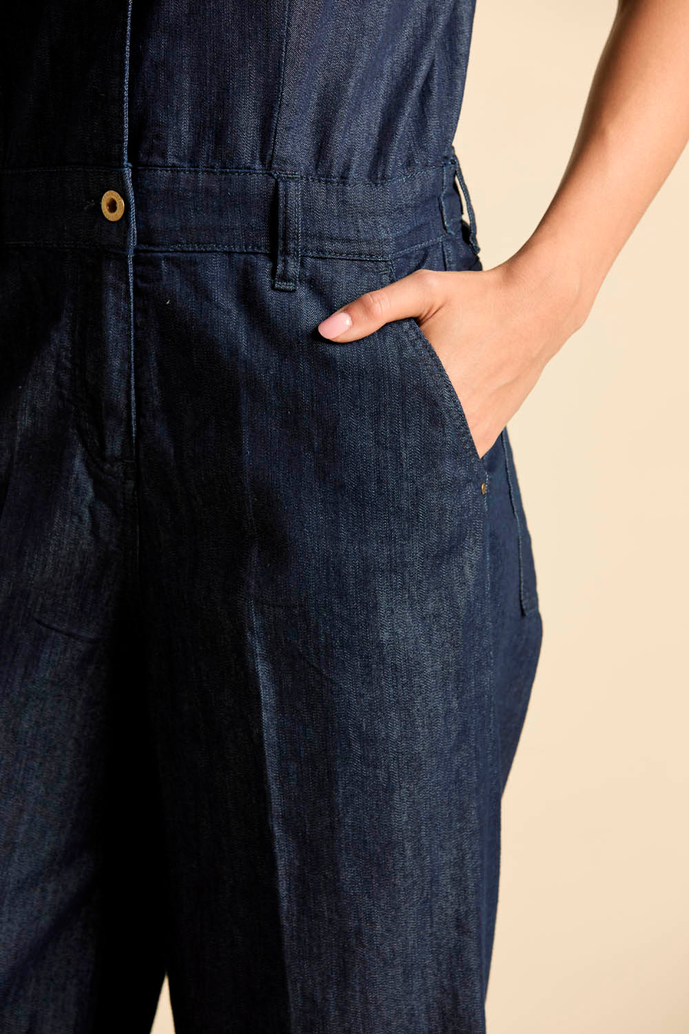 Kombinezon jeansowy z nogawką palazzo – chambray