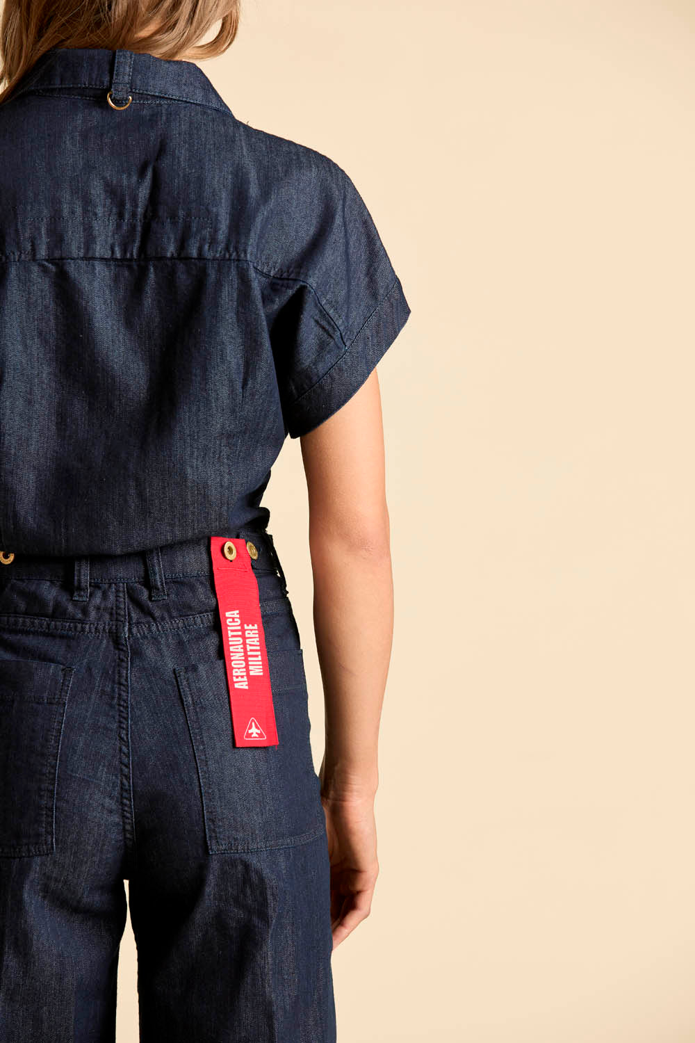 Kombinezon jeansowy z nogawką palazzo – chambray