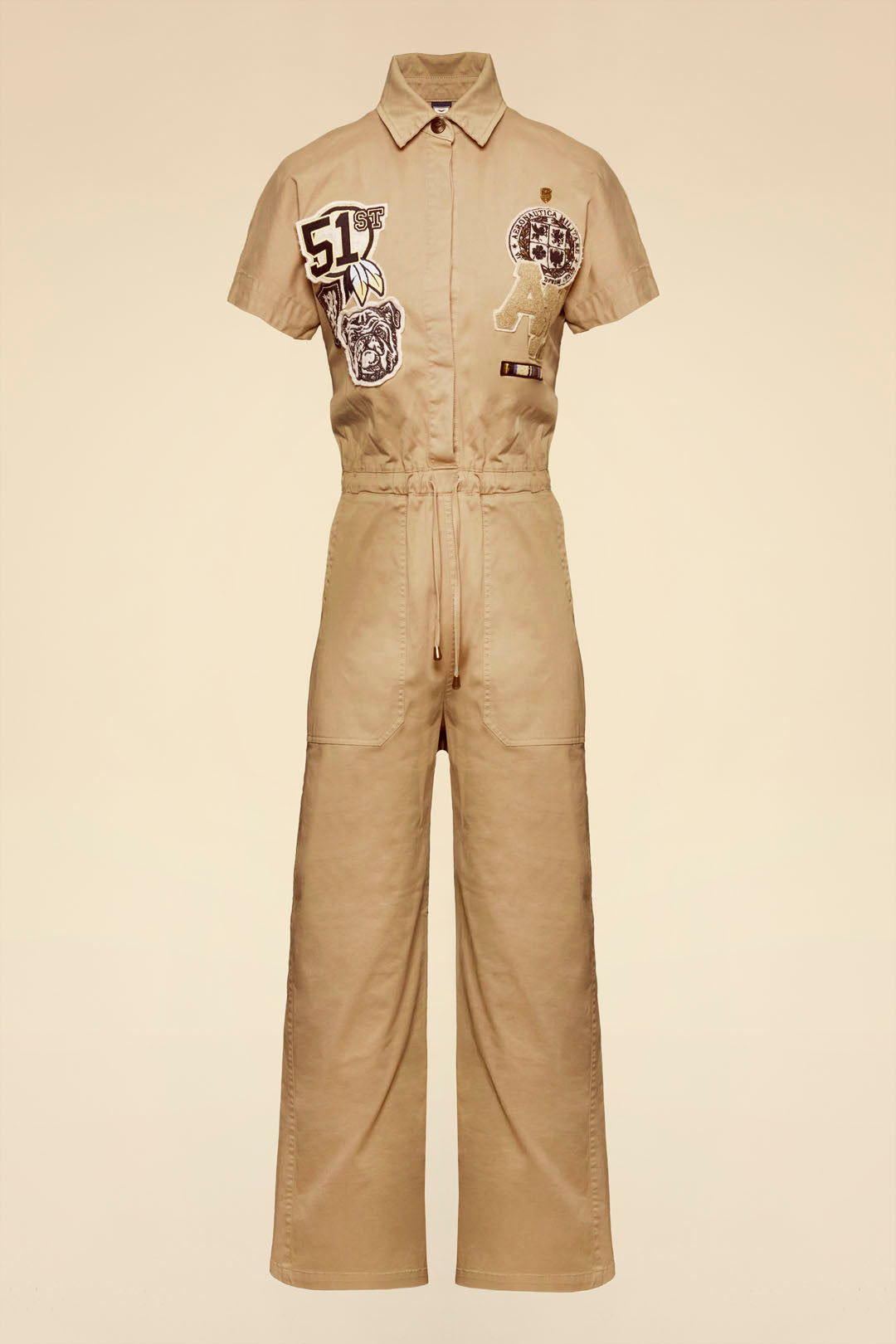 Kombinezon z krótkim rękawem – styl utility z naszywkami